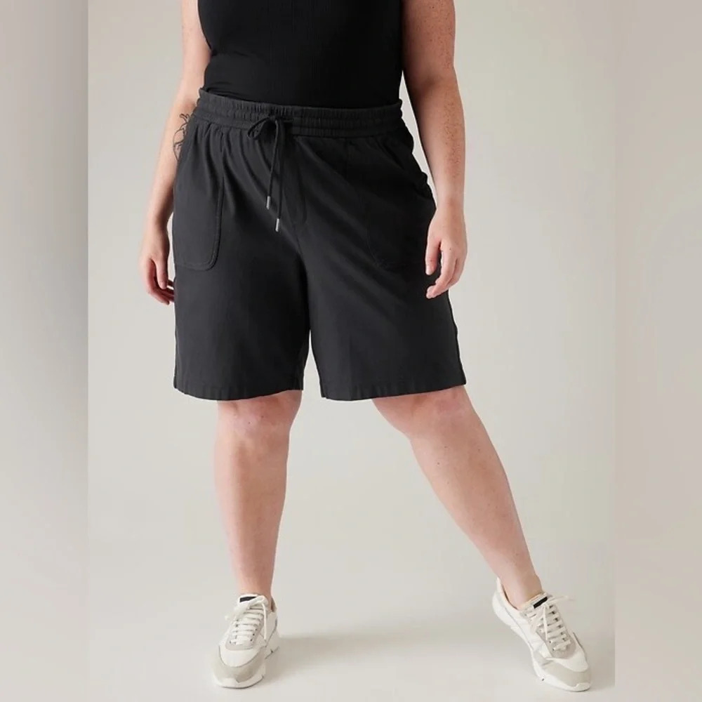 NWT Athleta Farallon Midi Short in Black size 2X Summer 2022 Style 798619